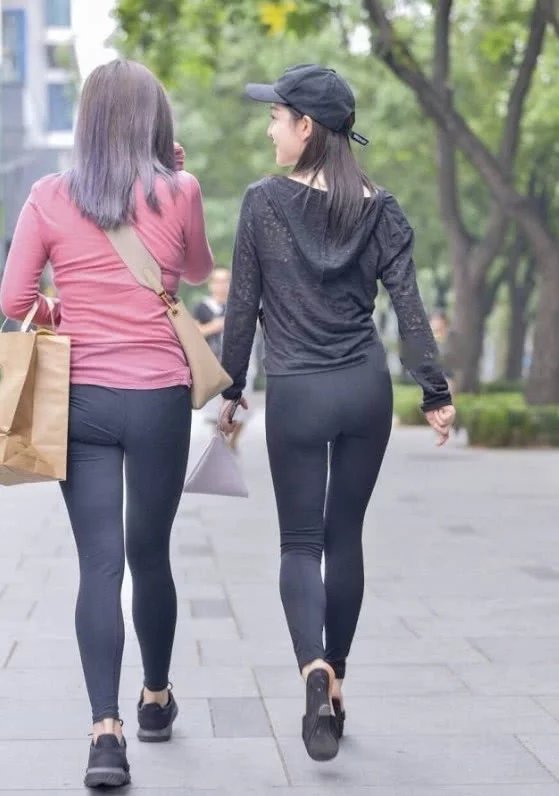街头那些气质小姐姐紧身打底裤很魔性，网友；这也太紧了吧！