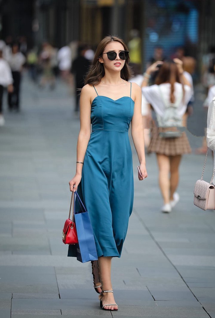 穿吊带连衣裙的小姐姐,淑女十足!