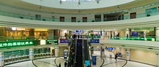 这里曾经是上海最热闹繁华的地方，如今门庭冷落