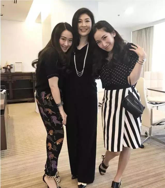 30岁的英拉侄女萍通塔:白色紧身包臀裙勾人，最后一张极其迷人!