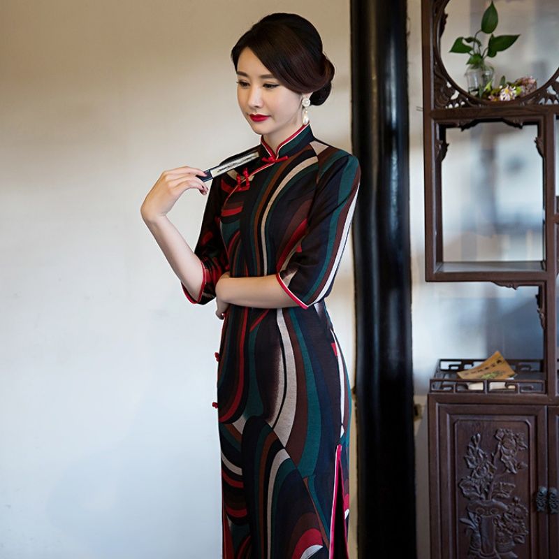 有一种美叫“旗袍”，一颦一笑，一动一婀娜尽显妩媚风情