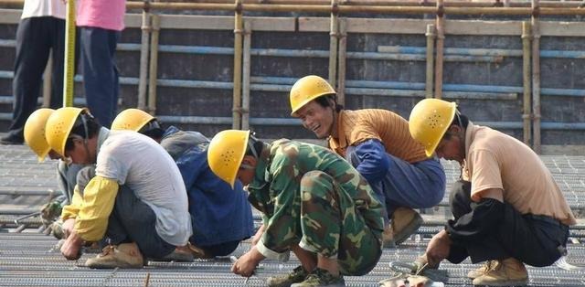 农民工父亲的辛酸：58岁还要外出打工，啥时候才能真正“退休”？