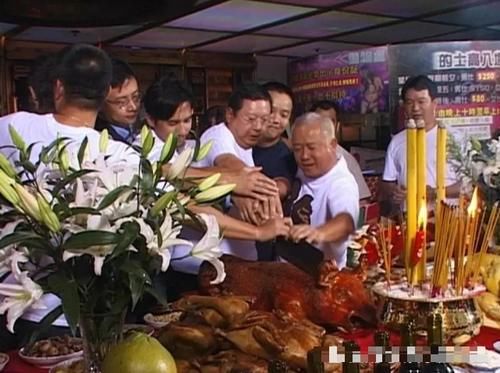  「无间道」无间道片场旧照，刘德华打高尔夫表情严肃，曾志伟切乳猪动作熟练