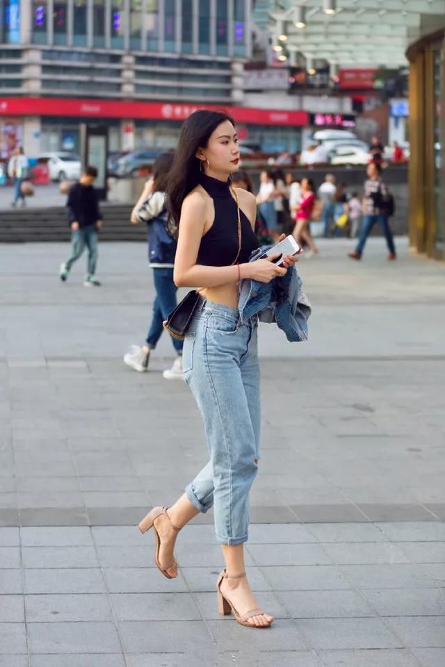  「女人」女人穿上高跟鞋，打造出精致的时尚