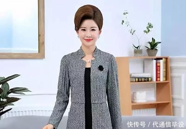 「女人」50岁女人别再穿妈妈装了,试试立体工艺T恤,时髦洋气又显嫩美