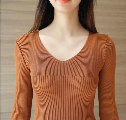 展现迷人■40岁女人别再打底袜配长大衣了,今年流行毛衣裙配搭,高端大气爆掉