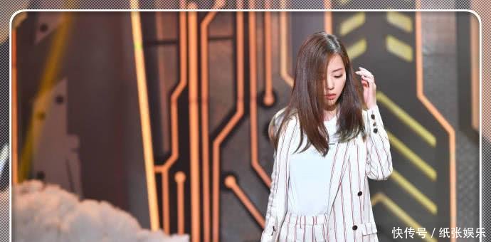 张靓颖不过是梳了个中分刘海, 就圆脸变尖脸, 网友: 都不敢认了!