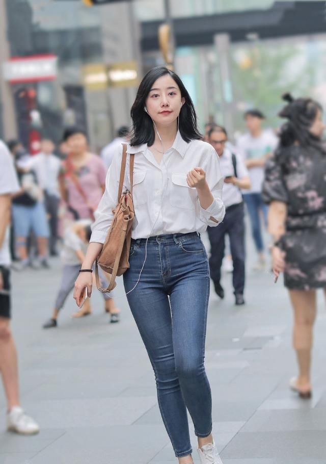  『时尚女生偏』选择清爽干练的牛仔裤穿搭，让你轻松应对初夏，秀出想要的美