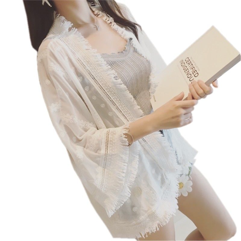 现在女人真大胆，只穿一件小吊带+薄薄一层纱，大方迷人忒惊艳