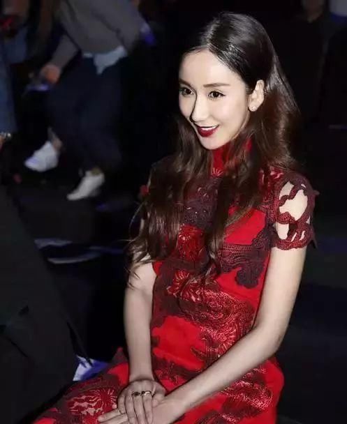 娄艺潇旗袍照曝光，双腿引发网友吐槽，网友:p图了吧