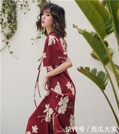  #身穿#街拍高颜值的小美女，身穿黑色蕾丝，实在甜美