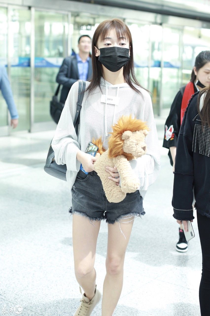 吴谨言机场终于不再穿T恤了，换一件镂空卫衣，秀起素颜真是好看