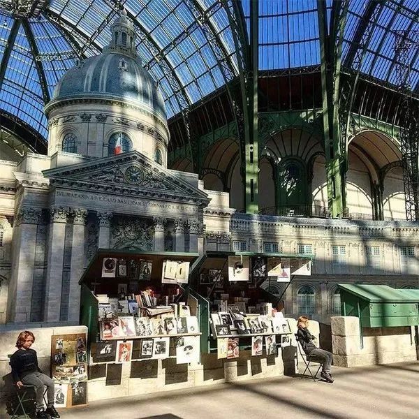 我们在巴黎大皇宫变的书报亭里问了周迅和刘雯一些小秘密……