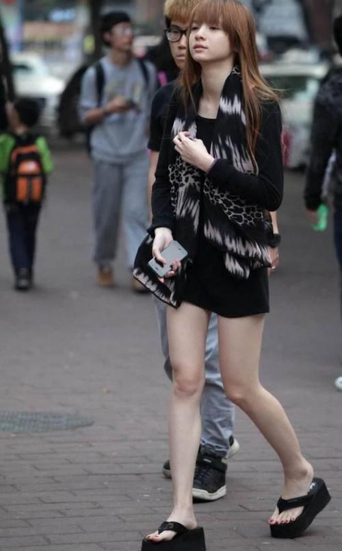 清凉一夏：街拍美女全短裙美白大长腿，倒数第二张能让男人流鼻血