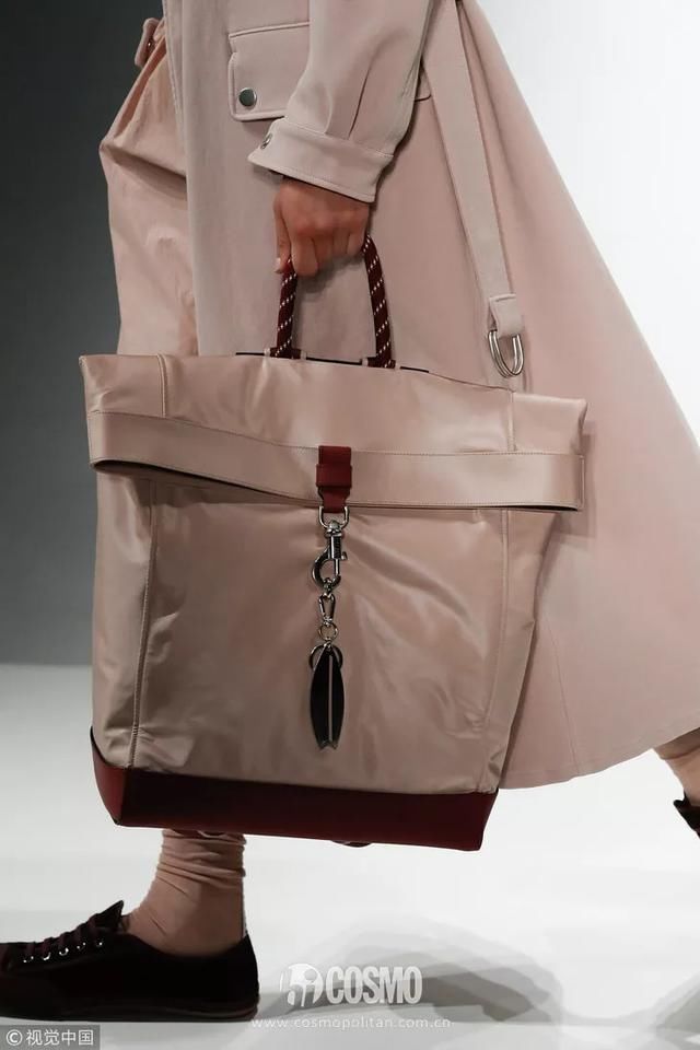 T型台｜艾玛罗伯茨这一身真好看，不过这是去看秀还是去上班？