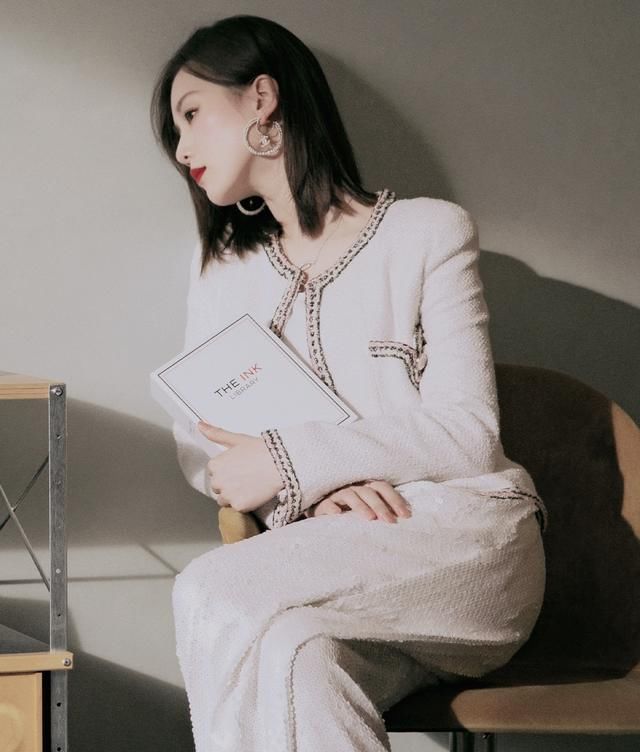  『紧身裤』不喜欢繁琐的搭配?试试今年流行的“小香风”,时尚又有气质