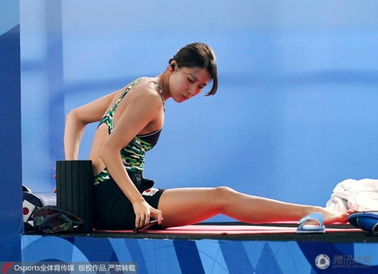 日本游泳名将大桥悠依热身 秀柔韧身段大长腿(图)