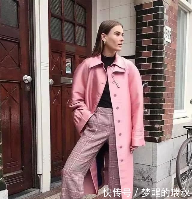  [运动鞋的搭配]“短靴”不受宠了，春天“长大衣＋运动鞋”最流行，时髦还显高