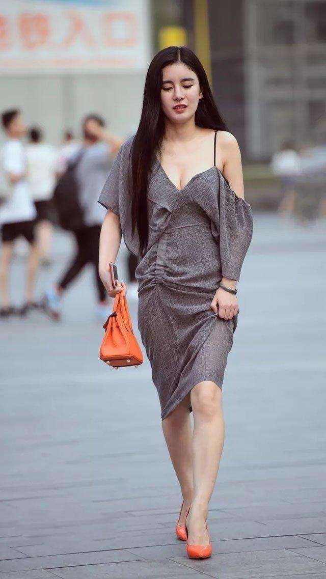 成都街头偶遇性感美女, 吊带装非常诱惑