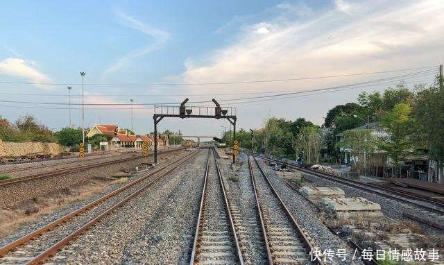 泰国的火车300多公里只要十几块 中国游客再也不想坐了