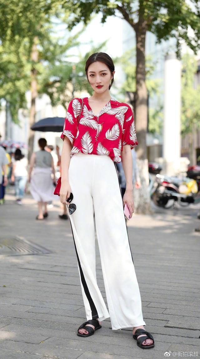 街拍女孩：清纯秀丽盛颜仙姿，皮肤是真的白！