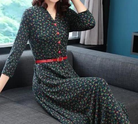 女人若是不差钱的话，初秋穿秋裙＋尖头鞋，洋气时髦显美嫩！