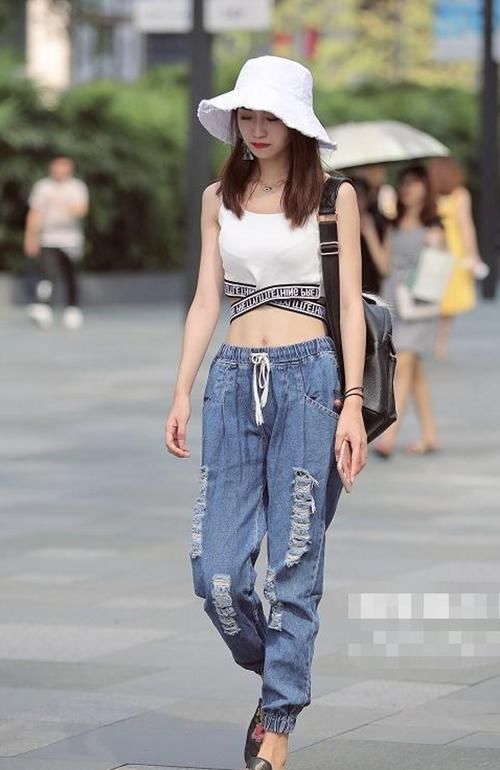  【选择】路人街拍，小姐姐选择白色运动风格的背心，显得很贵气