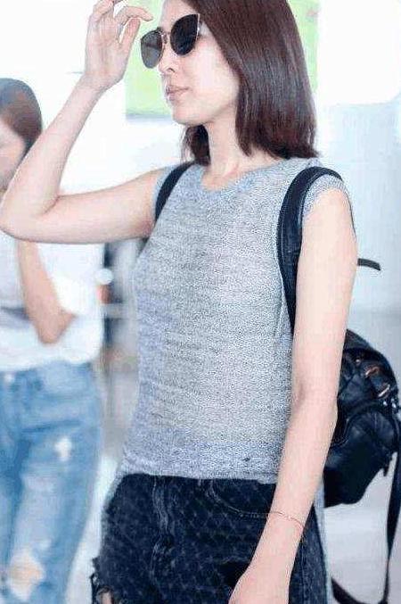 马苏真开放! 短裤短得只剩一个“三角形”, 网友: 越短越时尚