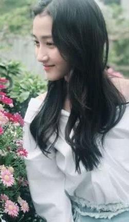 热巴与比她小五岁的关晓彤同穿露肩装，一个是女神，另一个则沦为