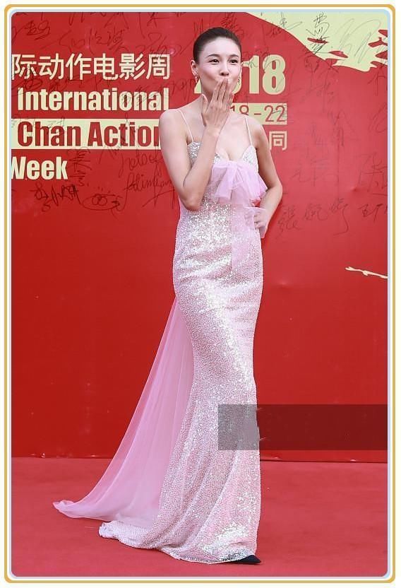 奚梦瑶穿吊带裙，女人味十足，看到张蓝心穿吊带裙之后沉默了！