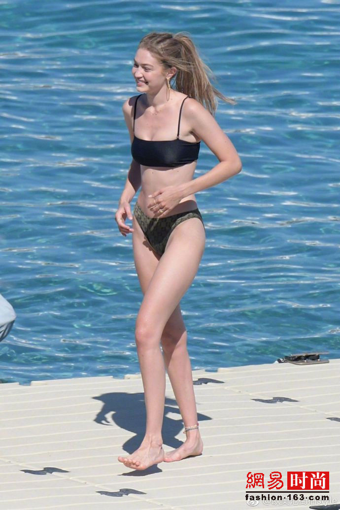 满屏都是大长腿!Gigi穿比基尼秒变性感女郎