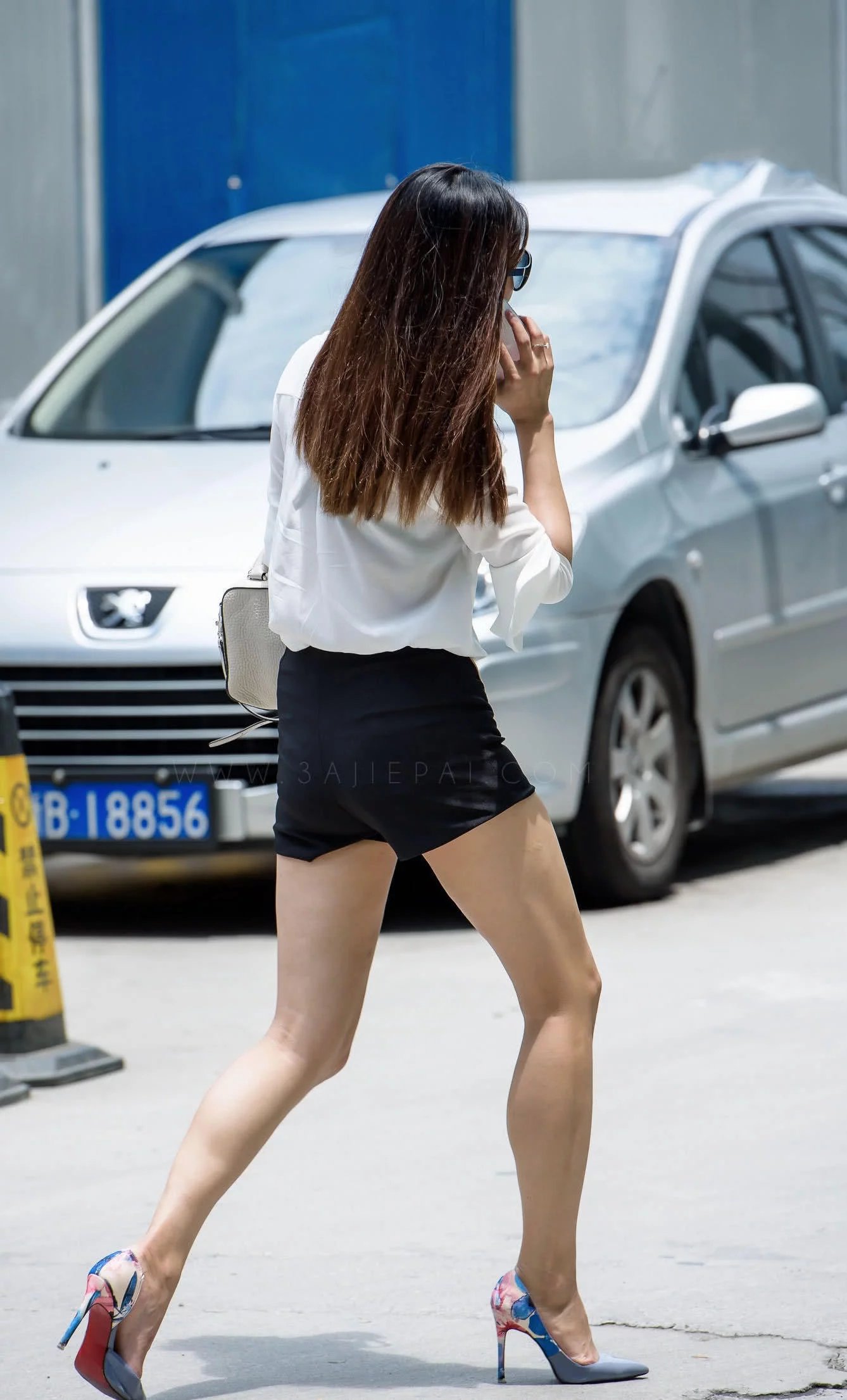 成熟少妇丝薄衬衣内衣若隐若现，长腿走起路来粗壮有力