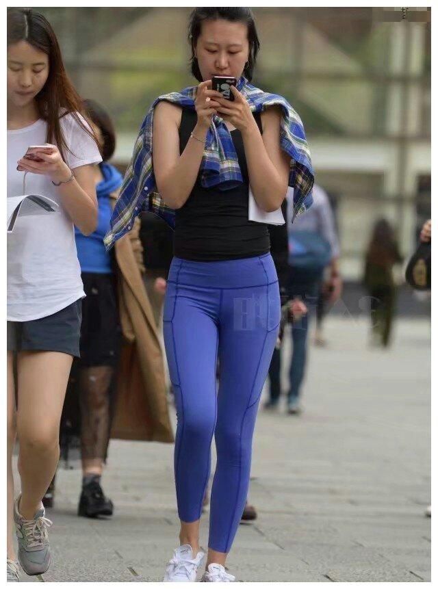 打底裤打造出最有魅力的一面，让人很难忘怀！