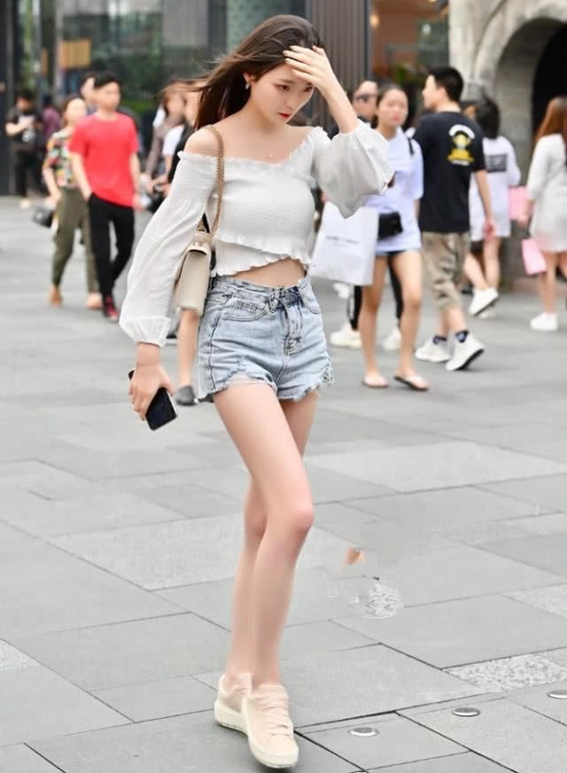  精致■街拍美女的穿搭：裤子是衣服的1\u002F3，超显腿长