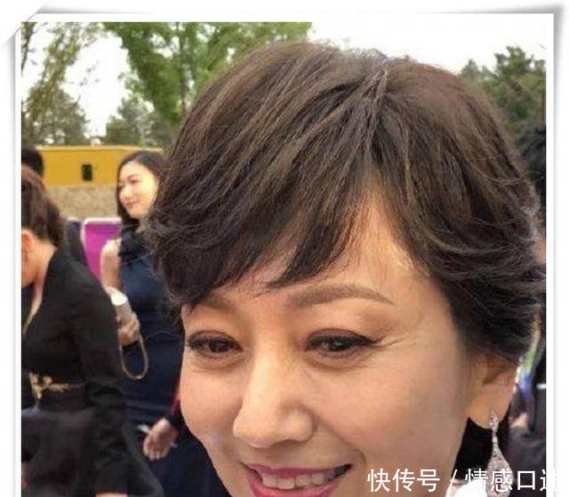 64岁赵雅芝一身搭配尽显优雅气质，然而看到未修图一秒尴尬！