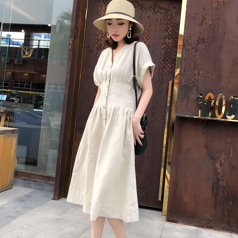 小个子就爱穿连衣裙，透着清凉感的吊带裙，模样更清新