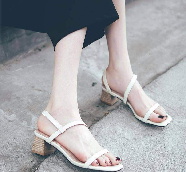 一字带高跟鞋显小清新的气质，充满着青春的活力