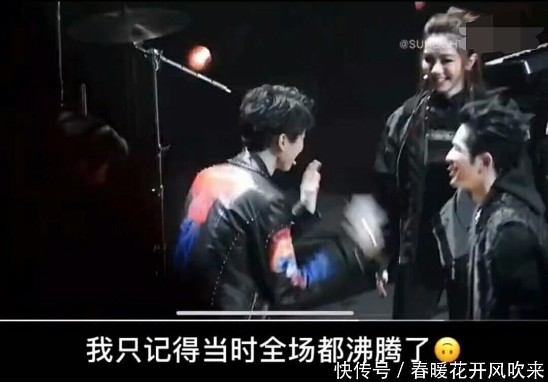  「扶住」王俊凯录节目差点踩空，一旁的邓紫棋一把扶住，引发全场沸腾