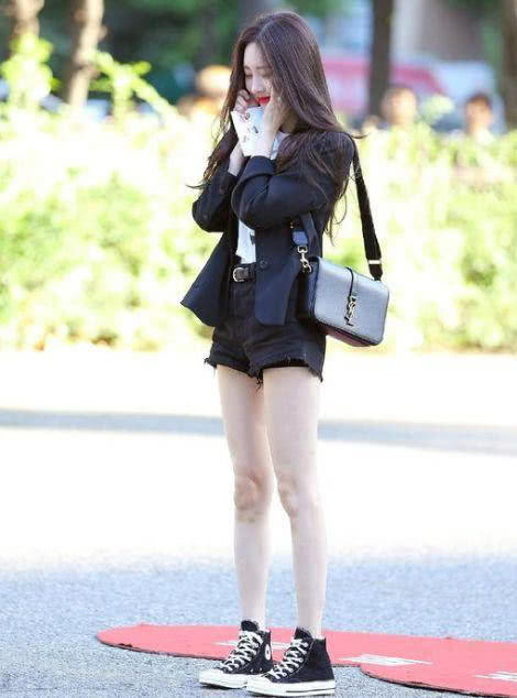 李宣美又任性了，短裤直接短到大腿根，网友：不愧是南韩第一腿精