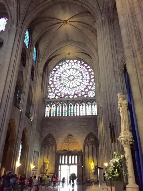 有着800多年的巴黎圣母院遭遇严重火灾，让我们从这些图片里回顾