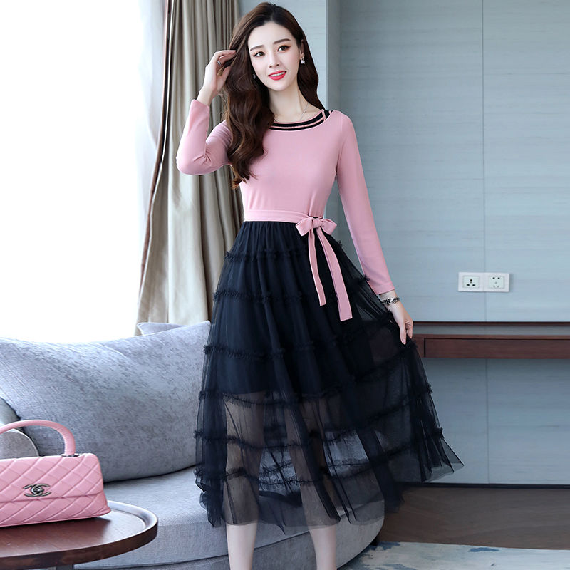 入秋聪明的女人穿上精致的几款连衣裙，显美嫩又洋气，值得一看