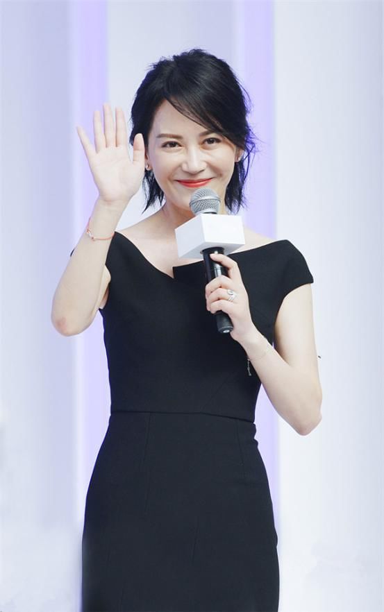 当47岁俞飞鸿再次同框40岁袁泉，网友:终于见识了真正的气质女神