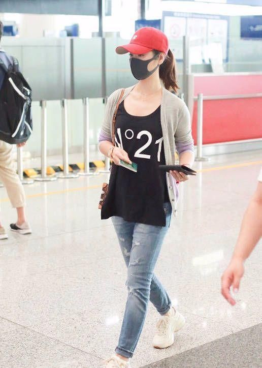 林心如都是个生完孩子的人了，还要穿背带裤来装嫩!