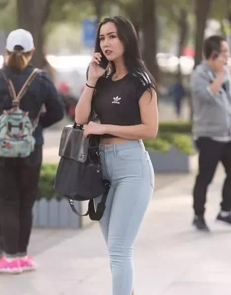  「黄色」街拍：面带微笑的小姐姐，一件黄色卫衣配牛仔裤，青春靓丽气息