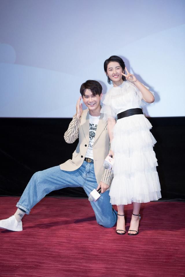 17岁张子枫终于穿对了一回！蛋糕裙亮丽俏皮，撞衫吴昕也毫不逊色