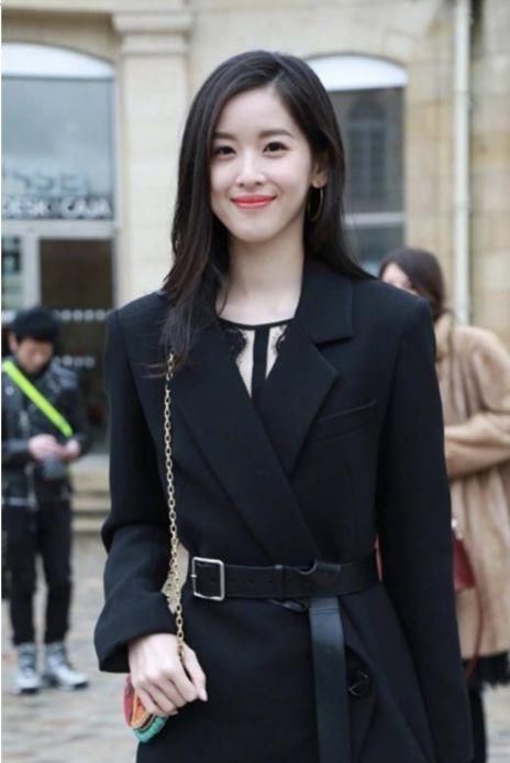 当24岁章泽天和37岁田朴珺同穿西装，一个温婉大气，一个霸气十足