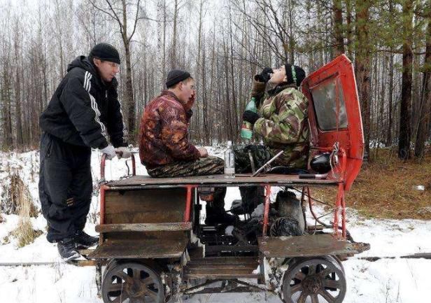 中国两兄弟去俄罗斯种地，一种就是3000公顷，不久这个村发达了