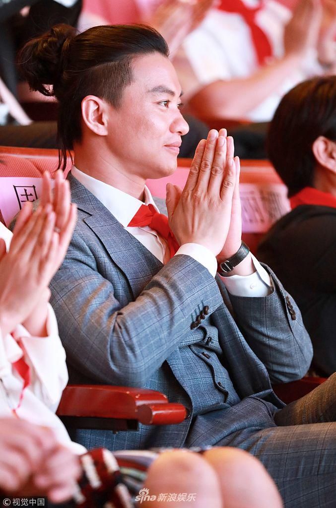 组图:朱丹产后显丰腴 与老公首同框热聊恩爱十