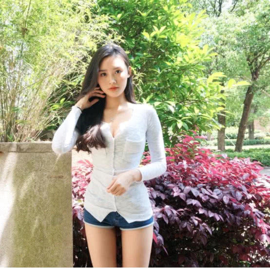 小姐姐超短裤和露肚装都是比较大胆的穿搭方式