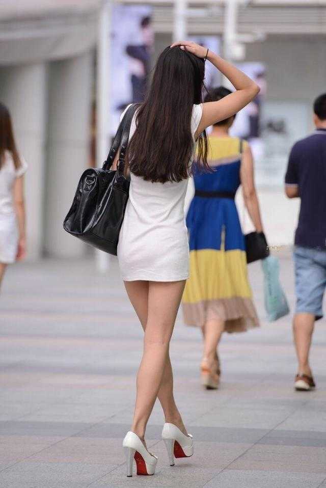 街拍包臀短裙美女小姐姐们的好身材